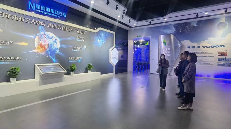 新能源工程涉及多个领域，因此所需人才需具备以下专业背景：